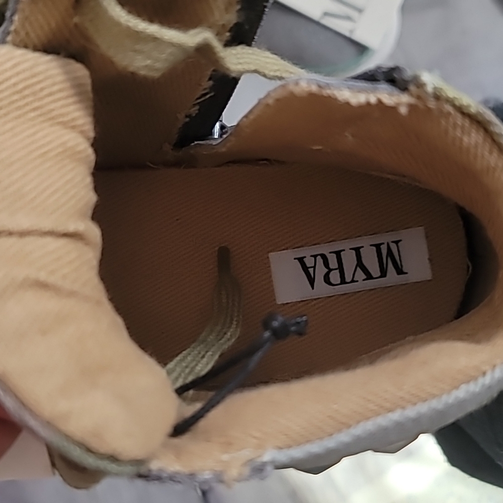 𝅺myra Camo Sneakers NWT - Picture 4 of 5